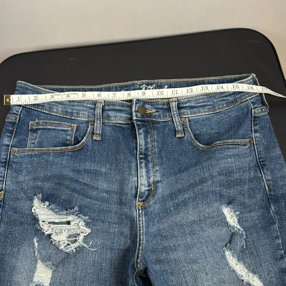 Universal Threads Cut off shorts. Size 14/32R. Stretchy material.